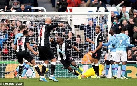 Tin bóng đá 1/12: Pep nói gì sau trận hòa Newcastle?
