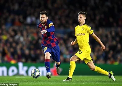 Barca nhắm Julian Weigl thay Busquets