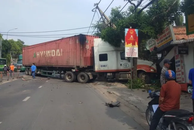 Tin tức tai nạn giao thông hôm nay 4/12: Xe container nổ lốp tông sập nhà dân ở Củ Chi