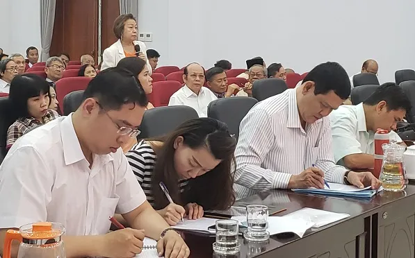 Chủ tịch UBND Thành phố: Xử lý ngay bảng hiệu quảng cáo vi phạm quy định về tiếng nước ngoài