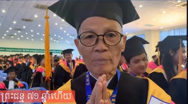 Cụ bà 71 tuổi tốt nghiệp cử nhân