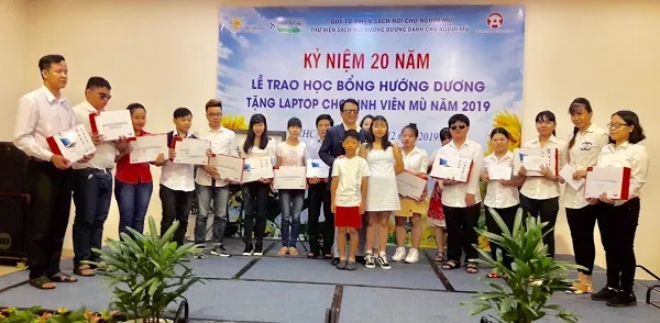 Trao học bổng Hướng Dương năm 2019 cho sinh viên khiếm thị