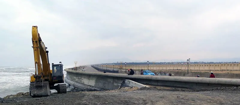 Khắc phục khẩn cấp tuyến kè bảo vệ đường qua sân bay Tuy Hoà bị sạt lở