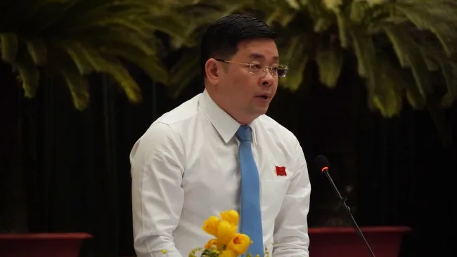 Giám đốc Sở Tài nguyên và Môi trường TPHCM Nguyễn Toàn Thắng trả lời chất vấn