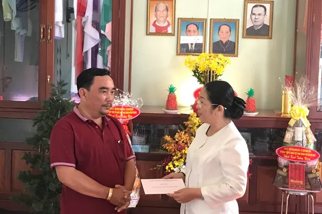 Phó Bí thư Thành ủy TPHCM Võ Thị Dung thắp hương tưởng niệm cố Linh mục Nguyễn Công Danh