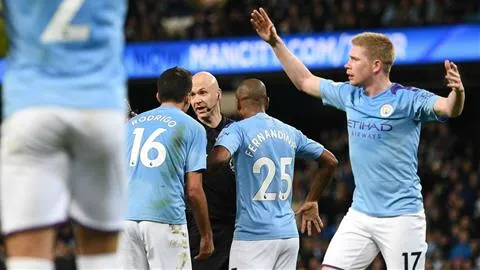 Sao Man City lên tiếng chỉ trích VAR