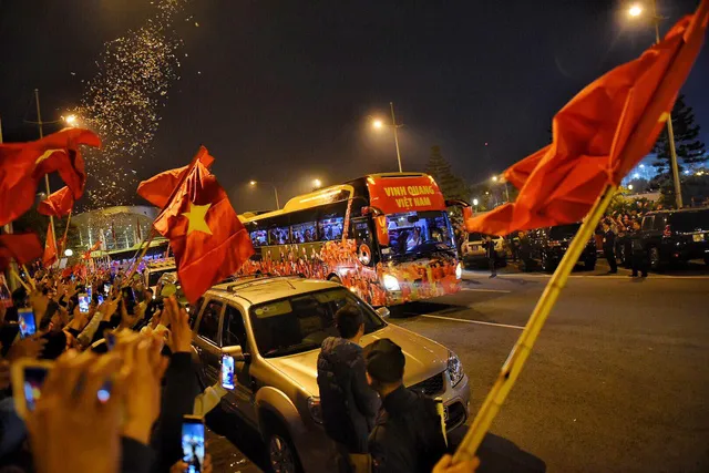Người hâm mộ lại “đi bão” trong ngày đón các nhà vô địch môn bóng đá SEA Games 30 trở về