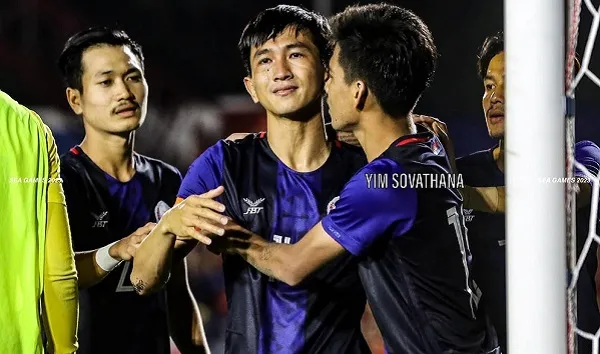 Thủ tướng Campuchia Hun Sen động viên tinh thần cầu thủ đá hỏng quả Penalty