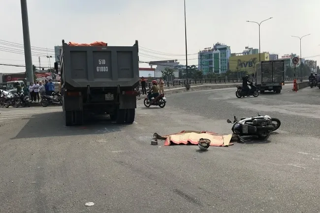 Tin tức tai nạn giao thông hôm nay 12/12: Xe ben cán tử vong 1 phụ nữ tại điểm đen ngã tư Vũng Tàu