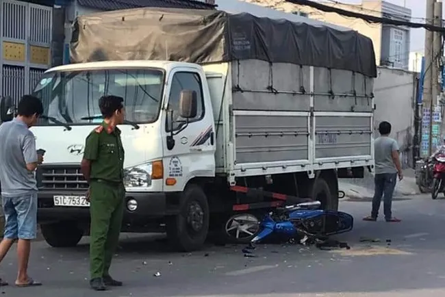 Tin tức tai nạn giao thông ngày 13/12: Xe khách lao xuống vực ở Đà  Lạt, 20 hành khách thoát nạn 