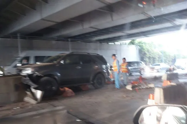 Tin tức tai nạn giao thông 13/12/2019: Ôtô gây tai nạn ngay cửa hầm Thủ Thiêm, giao thông kẹt cứng