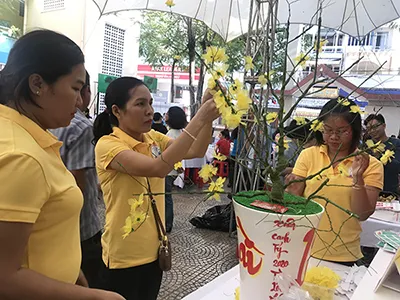 Đấu giá cành mai, đào và thư pháp gây quỹ chăm lo Tết cho công nhân lao động