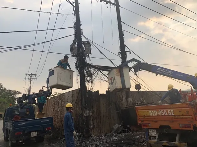 Xe tải kéo rơi máy biến áp, 300 hộ dân mất điện