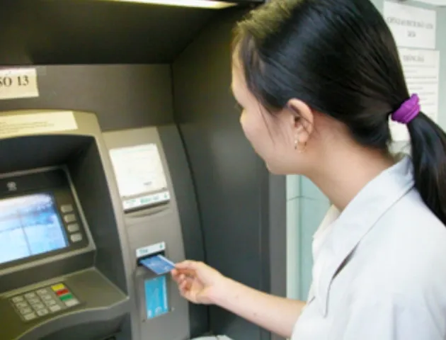 Kể từ 1/1/2021, lương của người lao động có thể được chuyển vào tài khoản người được ủy quyền