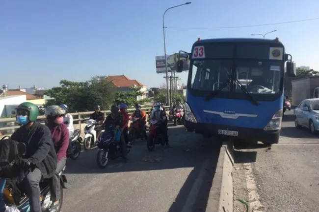 Tin tức tai nạn giao thông: Xe buýt leo lên dải phân cách, nhiều hành khách kêu cứu 