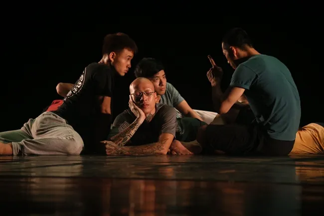 Múa đương đại ‘Đa Thức’ - Sự kết hợp của cây tre, ghế đỏ và âm nhạc Tây Nguyên