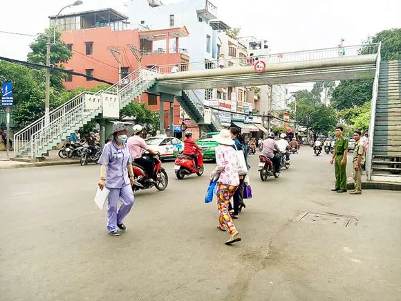 Xây cầu bộ hành có thang máy trước Bệnh viện Ung bướu