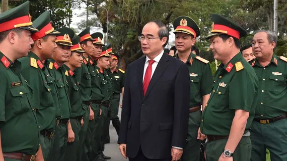 Bí thư Thành ủy TPHCM Nguyễn Thiện Nhân thăm và làm việc tại Trung đoàn Gia Định