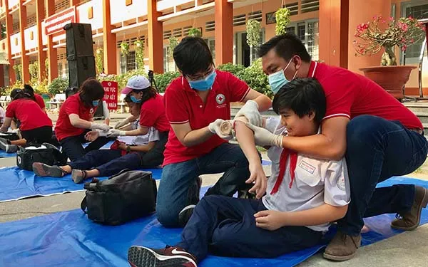 Hội Chữ thập đỏ thành phố diễn tập phương án thoát nạn và sơ cấp cứu trong trường học   