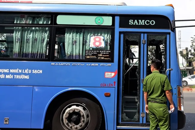 Vụ xe bus bị côn đồ tấn công: Triệu tập 1 đối tượng  