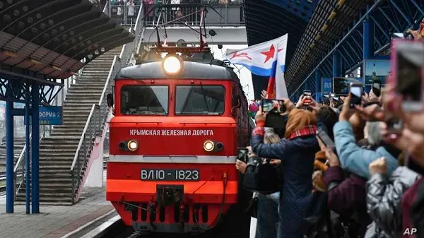 Ukraine mở điều tra về một tuyến đường sắt từ Nga qua Crimea