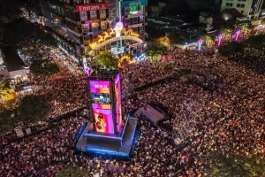 [Video clip] - TPHCM: Hàng ngàn người cùng đếm ngược mừng năm mới tại Countdown Lights 2020