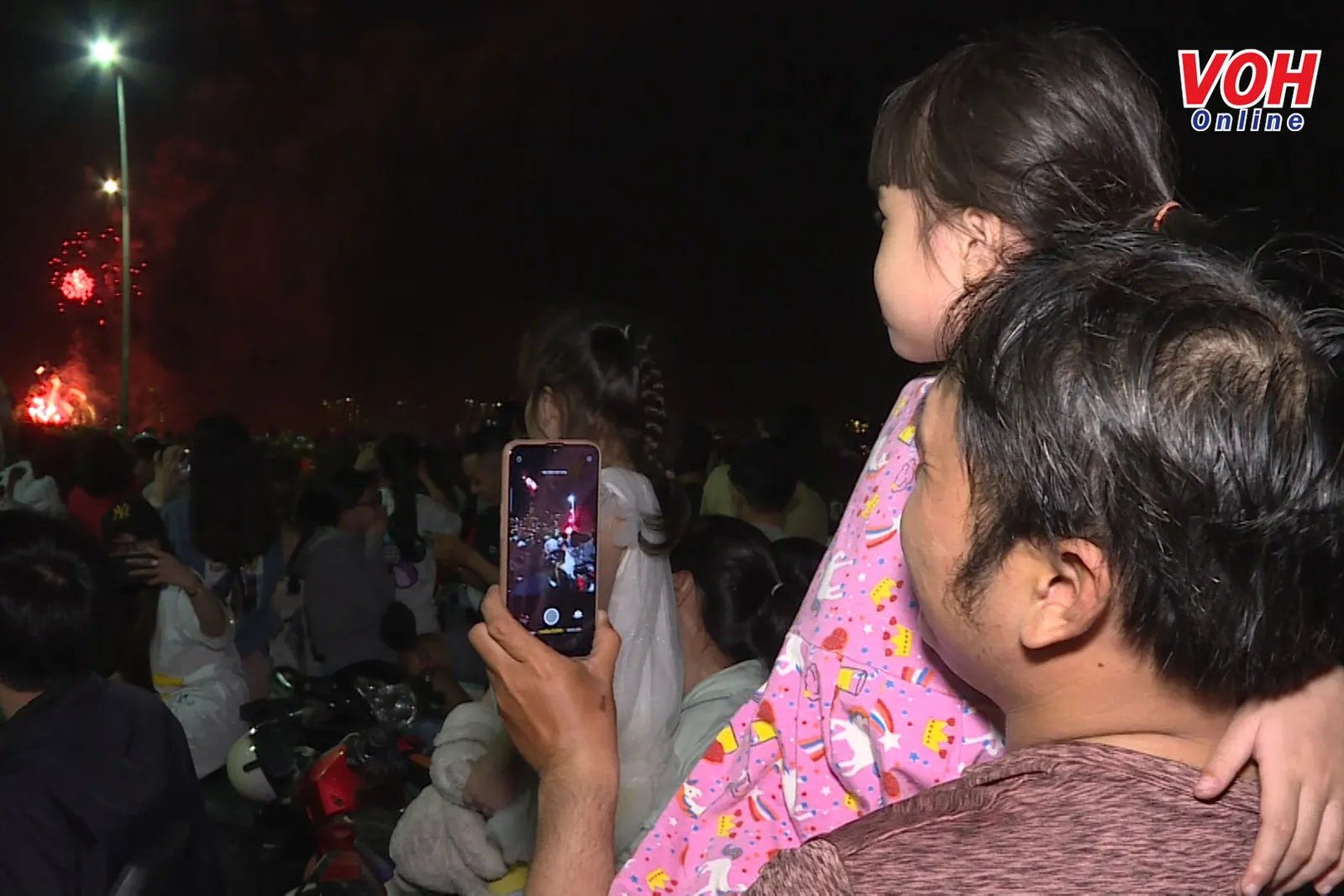 Người dân TPHCM đón năm mới trong không khí ấm áp và yên bình