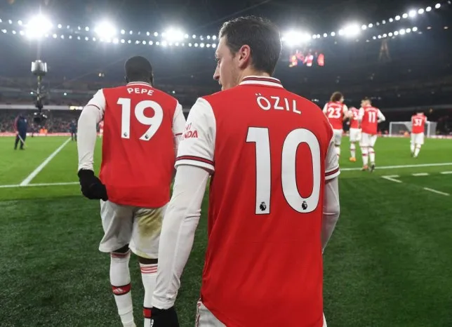 Thắng MU, Mesut Ozil cùng Arsenal khởi đầu một năm đầy hứa hẹn