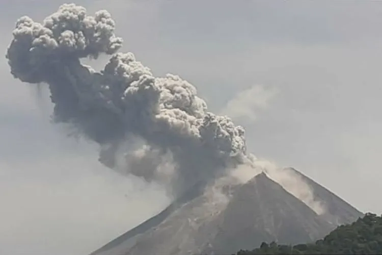 Núi lửa Merapi Indonesia phun trào tro bụi khắp khu vực Boyolali