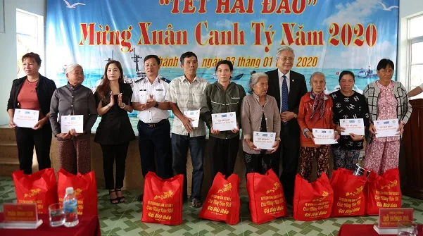 Tết hải đảo 2020: Nhiều phần quà, vật dụng, đồ dùng Tết đến nhân dân Ninh Hòa