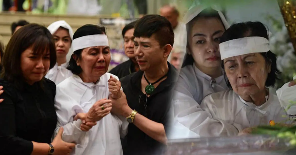 Vợ nghệ sĩ Chánh Tín khóc nức nở, nhiều lần ngã quỵ tiễn đưa chồng về nơi an nghỉ cuối cùng