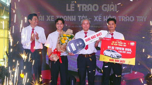 Lái xe giỏi, an toàn, tài xế taxi may mắn nhận thưởng xế hộp Toyota Vios
