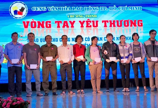 Trao 120 phần quà Tết cho công nhân mắc bệnh hiểm nghèo