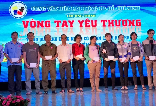 Trao 120 phần quà Tết cho công nhân mắc bệnh hiểm nghèo