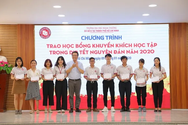 Trao học bổng khuyến khích học tập cho 99 sinh viên khó khăn dịp Tết Nguyên đán 2020