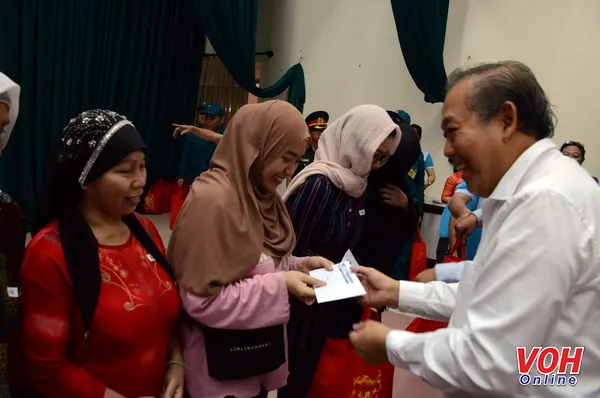 Phó Thủ tướng Thường trực Trương Hoà Bình trao tặng 500 phần quà Tết cho đồng bào dân tộc Chăm