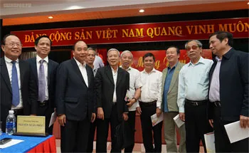 Thủ tướng gặp mặt lãnh đạo, nguyên lãnh đạo các cơ quan TW tại miền Trung