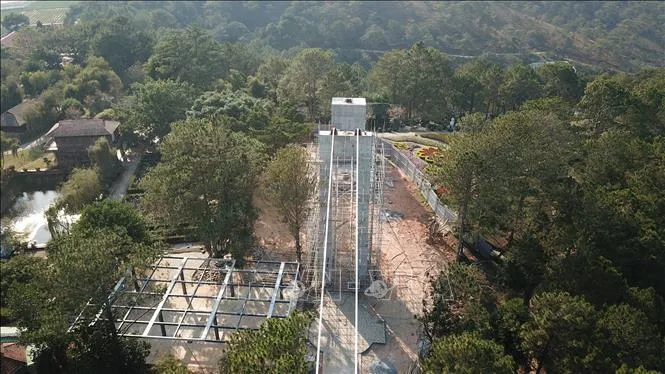 Cầu Đáy kính xây dựng không phép ở Thung lũng Tình yêu bị đình chỉ thi công