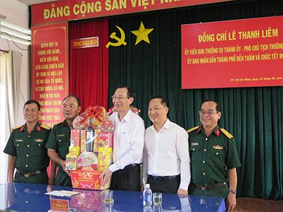 Lãnh đạo Thành phố thăm và chúc Tết các cá nhân và đơn vị