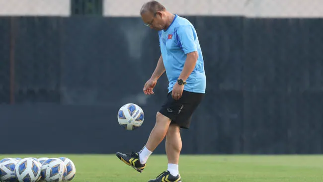 HLV Park Hang Seo biểu diễn kỹ thuật tâng bóng trên sân tập của U23 Việt Nam