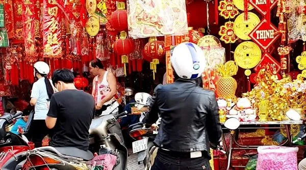 Con đường nhuộm đỏ đồ trang trí tết Canh Tý 2020