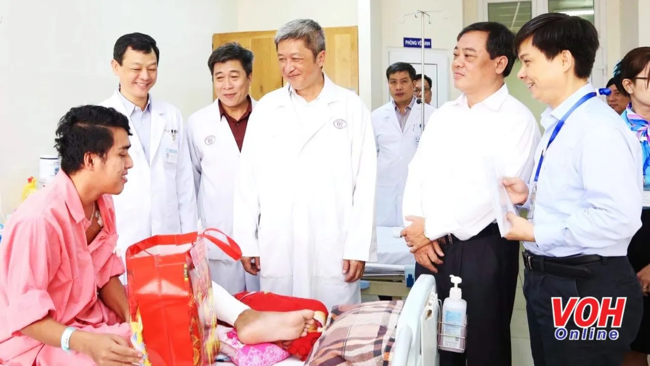 Thứ trưởng Bộ Y tế Nguyễn Trường Sơn kiểm tra công tác trực Tết tại các bệnh viện