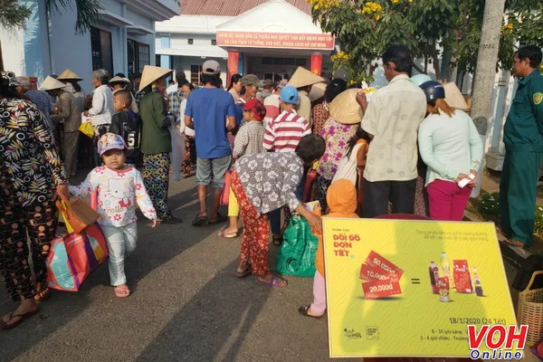 Hơn 400 phần quà Tết đến với bà con nghèo huyện Cầu Ngang, tỉnh Trà Vinh