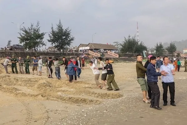 Hà Tĩnh: Hai học sinh bị sóng cuốn mất tích khi tắm biển, chưa tìm thấy thi thể