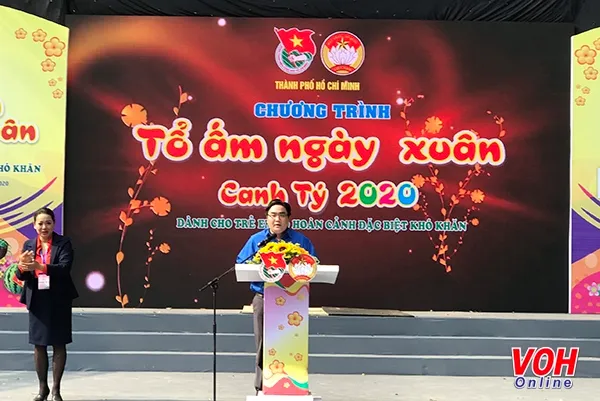 Tặng quà cho hơn 2.000 thiếu nhi có hoàn cảnh khó khăn.
