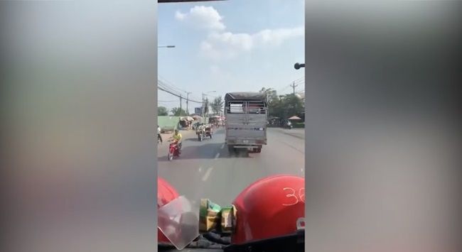 [Clip] - Xe tải không nhường xe cứu hỏa khiến nhiều người phẫn nộ 