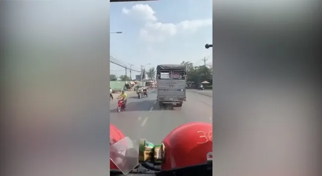 [Clip] - Xe tải không nhường xe cứu hỏa khiến nhiều người phẫn nộ 