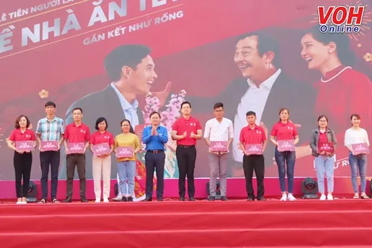 Tiễn 2.000 lao động tại TPHCM, Đồng Nai, Bình Dương về quê ăn Tết