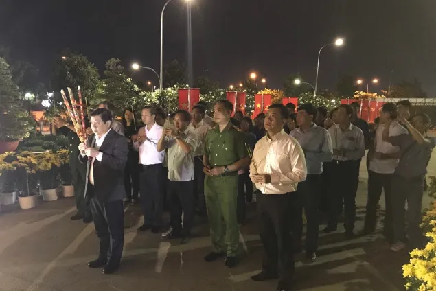 Chủ tịch UBND TPHCM Nguyễn Thành Phong viếng các bậc tiền nhân đêm giao thừa