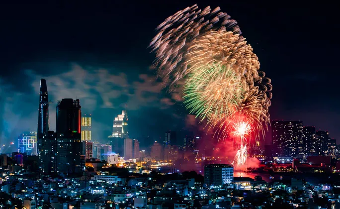 [Chùm ảnh] Pháo hoa lung linh chào năm Canh Tý 2020